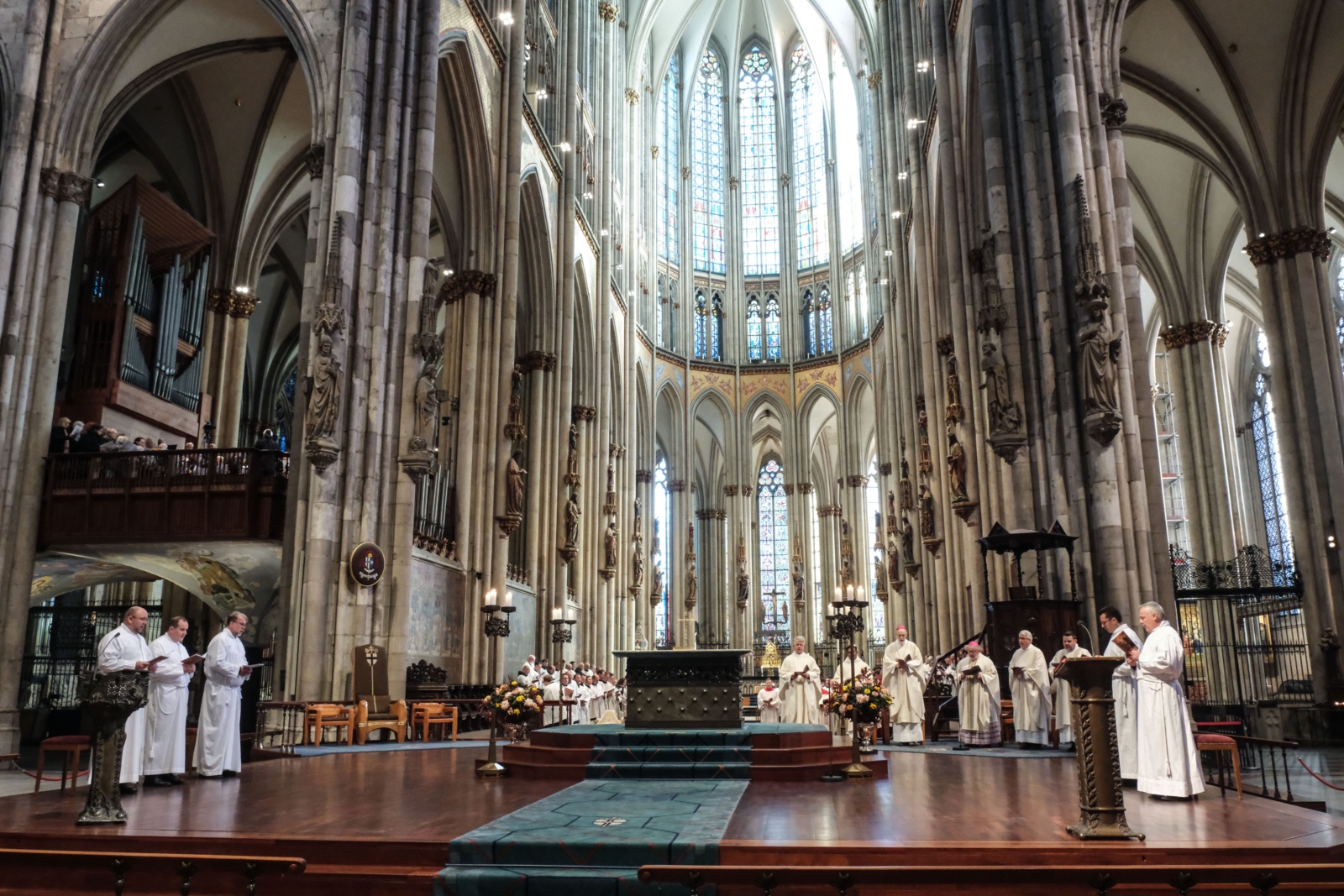 Im Kölner Dom hat Weihbischof Rolf Steinhäuser am Samstag (22. November) fünf verheiratete Männer aus dem Erzbistum zu Ständigen Diakonen geweiht.